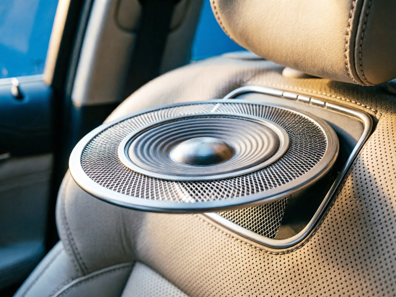 We Tried Out Range Rover's New Electrostatic Speakers and We Weren't Prepared for the Fidelity / 体验路虎全新静电扬声器:高保真音质令人惊艳