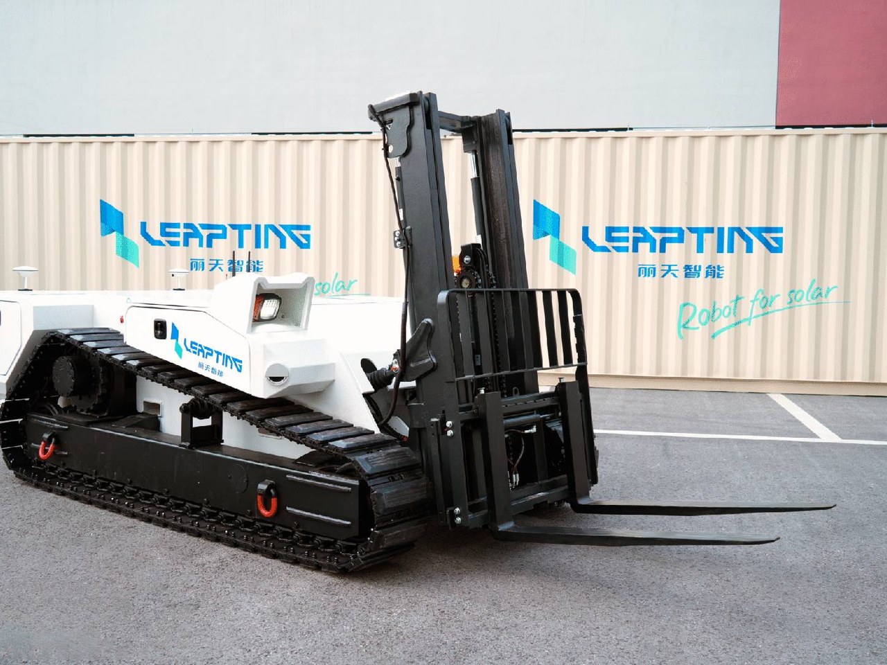 Leapting launches autonomous forklift for solar module transport / Leapting推出用于太阳能组件运输的自主叉车